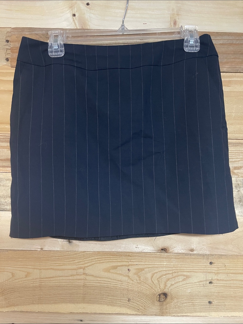 Banana Republic size 6 navy pin stripe mini skirt with pockets